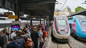 Des passagers s'apprêtent à monter à bord d'un TGV sur un quai de la Gare de l'Est, à Paris, France, le 16 juillet 2025 (photo d'illustration).