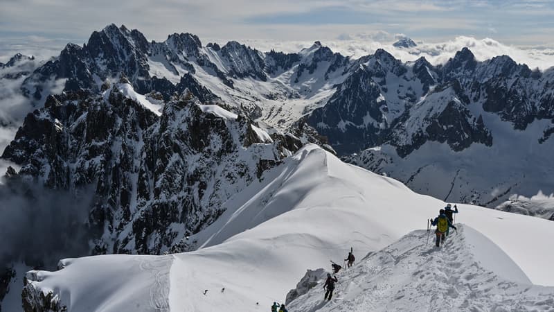 Des skieurs dans le massif du Mont-Blanc, à Chamonix, le 16 mai 2020.