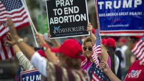 Une femme brandit une pancarte contre l'IVG lors d'un rassemblement de partisans de Donald Trump à Los Angeles, le 2 juin 2019