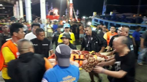 Les secours thaïlandais prennent en charge des passagers d'un bateau de plongée qui a chaviré à Phuket, dans le sud du pays le 5 juillet 2018