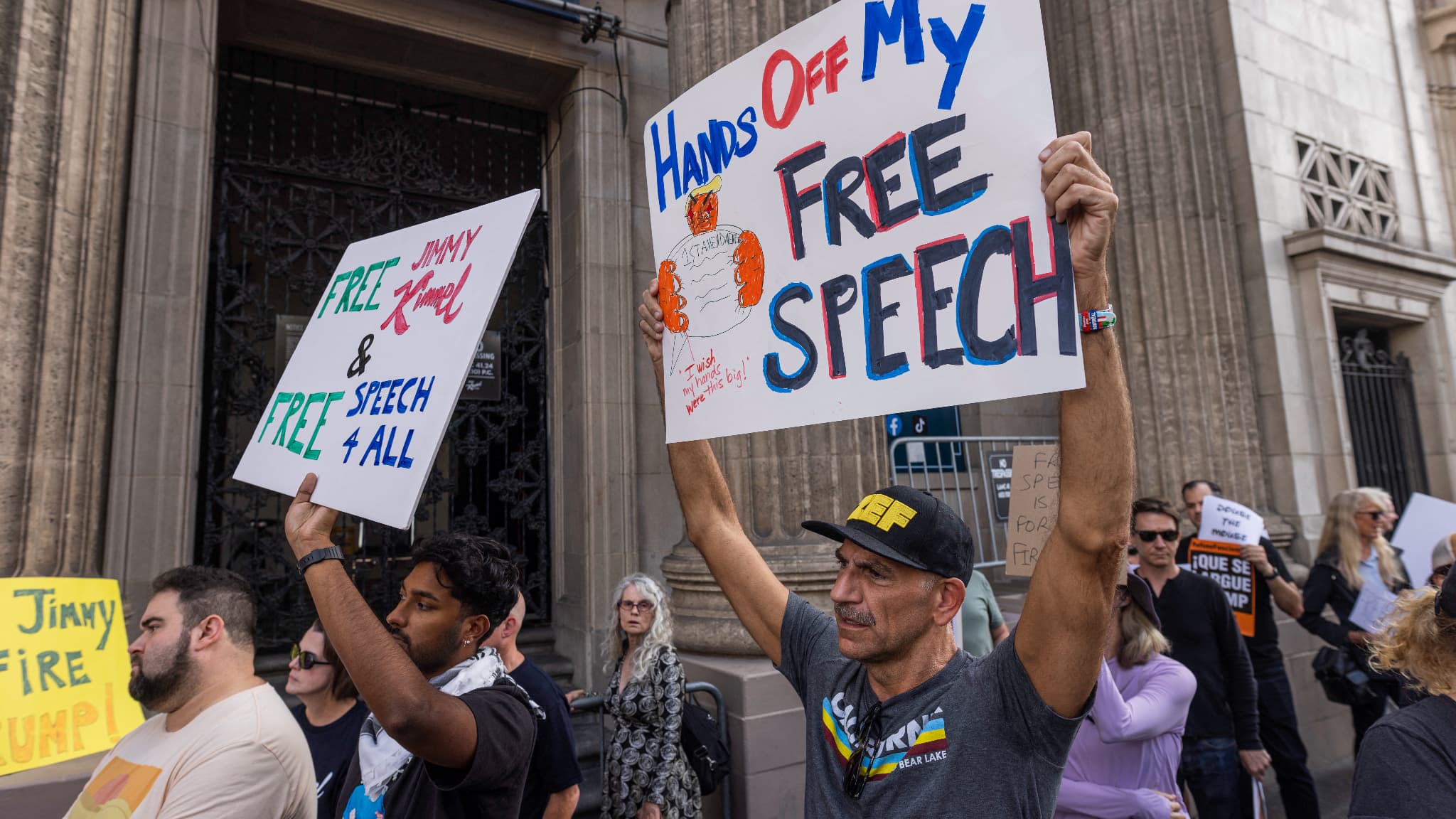 INTIMIDATIONS, CHASSE AUX SORCIÈRES… AUX ÉTATS-UNIS, LA LIBERTÉ D’EXPRESSION "S’ÉRODE JOUR APRÈS JOUR"