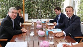 Thomas Bach (premier plan gauche), Tony Estanguet (arrière plan gauche), Cyril Mourin (arrière plan droite) et Emmanuel Macron (premier plan droite) le 8 juillet 2020 à Paris