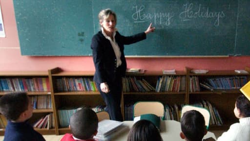 Cours d'initiation à la langue anglaise dans une classe de CE2.