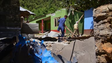 Des habitants inspectent leurs maisons endommagées après des tirs d'obus le long de la ligne de contrôle entre le Pakistan et l'Inde, dans le secteur de Shahkot, dans la vallée de Neelum, au Cachemire sous administration pakistanaise, le 12 mai 2025. (Photo d'illustration)
