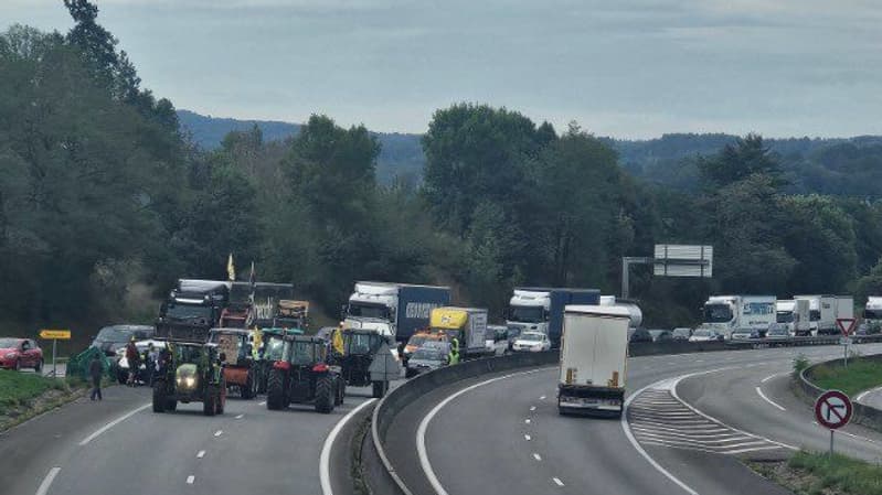 L'autoroute A20 bloquée par des tracteurs le 10-Septembre L'autoroute A20 bloquée par des tracteurs le 10-Septembre