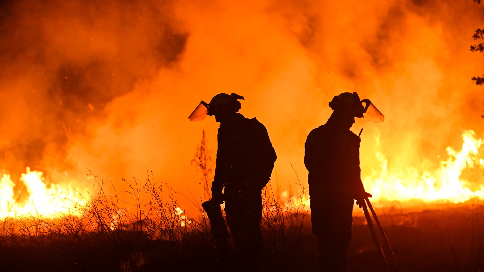 UN POMPIER TUÉ EN ESPAGNE, LE BILAN DES VIOLENTS INCENDIES S'ALOURDIT À QUATRE MORTS