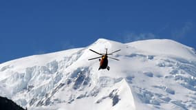 Une équipe de secours de la Sécurité civile survole le massif du Mont Blanc à bord d'un hélicoptère le 12 juillet 2012 à Chamonix, après une avalanche. (photo d'illustration)
