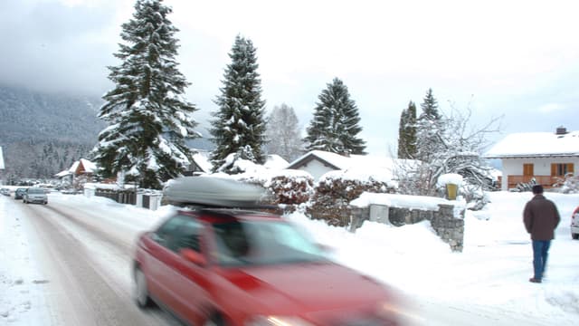 La veille de Noël s'annonce placée sous le signe de la neige et du verglas en France.