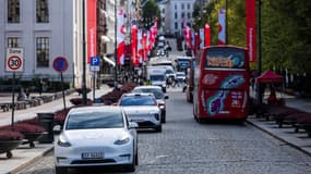 La Tesla Model Y (à gauche) d'Oslo Taxi et le véhicule électrique NIO ET5 de Nio Inc., une multinationale chinoise de voitures électriques, circulent dans la capitale norvégienne, Oslo, le 27 septembre 2024.