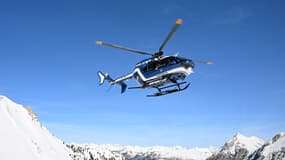 Un hélicoptère du Peloton de Gendarmerie de Haute Montagne (PGHM) près de Briançon, le 16 mars 2023. (photo d'illustration)