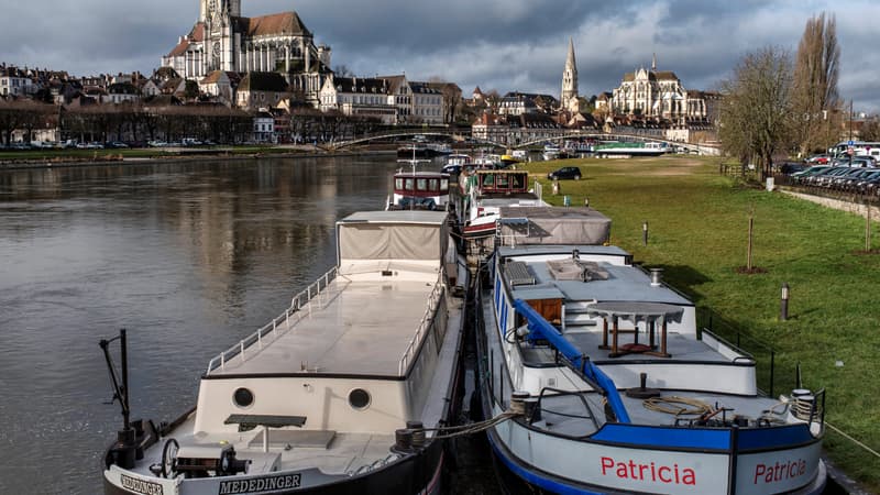 Des péniches amarrées sur l'Yonne, à Auxerre (illustration)