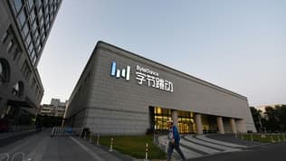 Un homme passe devant le siège de ByteDance, la maison-mère de TikTok, à Pékin le 16 septembre