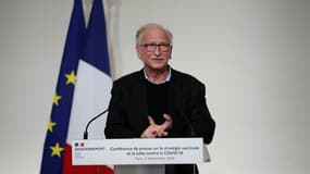 L'immunologiste Alain Fischer s'exprime lors d'une conférence de presse sur la stratégie de vaccination, le 3 décembre 2020 à Paris