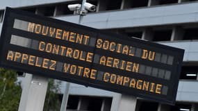Un panneau informe d'un mouvement social du contrôle aérien à l'aéroport de Roissy-Charles-de-Gaulle, le 16 septembre 2022k près de Paris