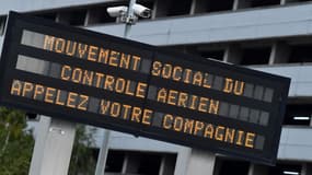 Un panneau informe d'un mouvement social du contrôle aérien à l'aéroport de Roissy-Charles-de-Gaulle, le 16 septembre 2022k près de Paris