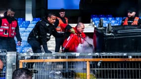 Les pompiers interviennent dans les tribunes de La Mosson lors de Montpellier-Saint Etienne, le 16 mars 2025.