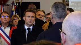 Emmanuel Macron à Plougastel-Daoulas, dans le Finistère, après le passage de la tempête Ciarán, le 3 novembre 2023.