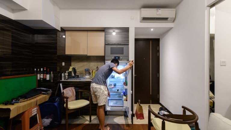 A cause des prix immobiliers, les jeunes vivent dans des "nano-logements" à Hong-Kong.