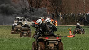 Un gendarme mobile en quad fait usage de LBD sur des manifestants à Sainte-Soline le 25 mars 2023