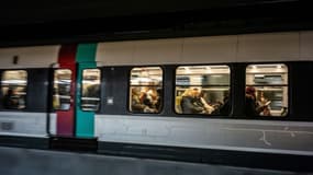 Un RER en circulation à Paris, le 10 janvier 2020