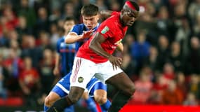 Aaron Morley au duel avec Paul Pogba, lors du match Rochdale - Manchester United le 25 septembre 2019