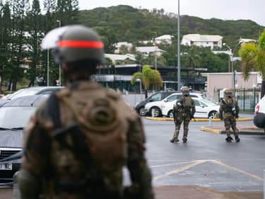 Des militaires du 8e RIMA sécurisent l'aéroport de Magenta à Nouméa, en Nouvelle-Calédonie, le 17 mai 2024