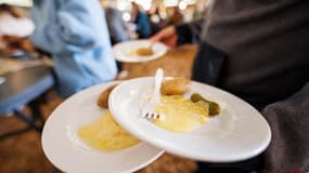 Un serveur durant le championnat du monde de raclette à Morgins, le 28 octobre 2023. (Photo d'archive)