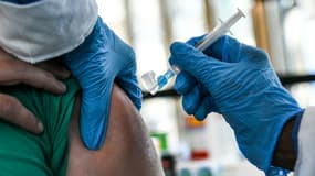 Une soignante administre le vaccin Moderna contre le Covid-19, dans un centre de vaccination à Miami Gardens, en Floride, le 14 avril 2021