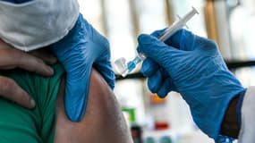 Une soignante administre le vaccin Moderna contre le Covid-19, dans un centre de vaccination à Miami Gardens, en Floride, le 14 avril 2021