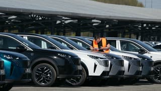 Un employé contrôle des Peugeot 3008 à l'usine de Sochaux en 2024.