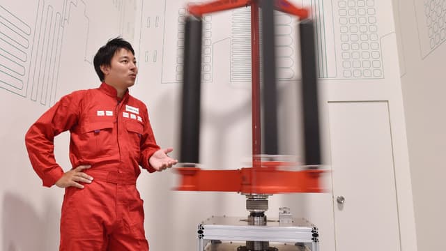L'inventeur japonais Atsushi Shimizu à côté de son éolienne à "effet Magnus".