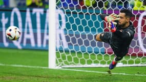 Diogo Costa sauve un tir au but lors du match Portugal-Slovénie (0-0, 3 t.a.b. 0, Euro), le 1er juillet 2024