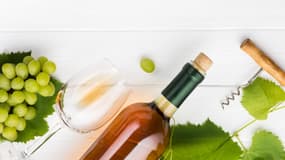 Une bouteille de vin, un verre et une grappe de raisin (photo d'illustration).