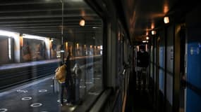 Un voyageur dans un couloir du train de nuit Paris-Nice le jour de sa remise en service, le 20 mai 2021. 
