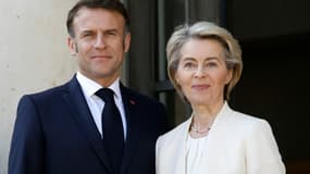 Le président français Emmanuel Macron accueille la présidente de la Commission européenne Ursula Von der Leyen au palais de l'Elysée, à Paris, le 27 mars 2025