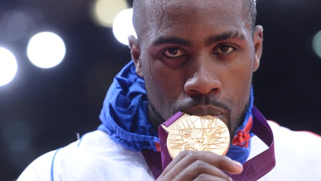 Le judoka Teddy Riner embrasse sa médaille d'or.