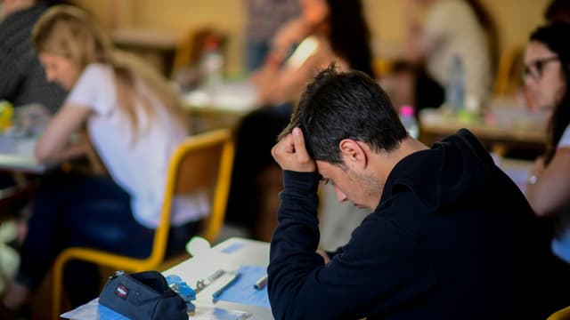 Des lycéens planchent pour l'épreuve de philosophie en juin 2017 à Paris (photo d'illustration)