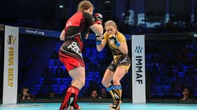 Deux combattantes opposées lors des Mondiaux amateurs de MMA en 2019