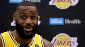 La superstar des Lakers LeBron James plaisante avec les journalistes lors de la journée dédiée aux échanges avec la presse à El Segundo, en Californie, le 28 septembre 2021