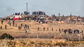 Des Palestiniens manifestent face à des soldats israéliens le long de la frontière entre Gaza et Israël, le 8 décembre 2017