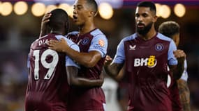 Moussa Diaby qui célèbre avec Youri Tielemans après avoir inscrit son premier but avec Aston Villa. 26 juillet 2023