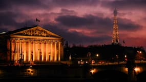 L'Assemblée nationale, de nuit, en janvier 2024.