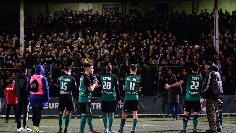 Les joueurs du Red Star face à leur public
