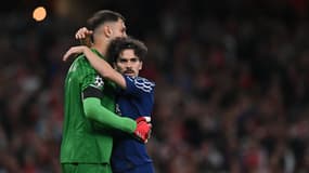 Vitinha félicite Gianluigi Donnarumma lors du match Arsenal-PSG (0-1, Ligue des champions), le 29 avril 2025