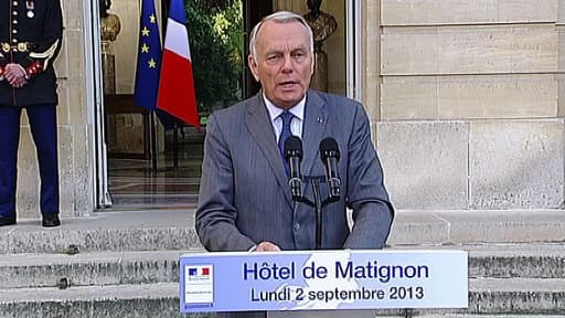 Le Premier ministre Jean-Marc Ayrault, lundi, sur le perron de Matignon.