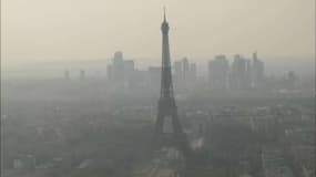 Un brouillard de fumée a enveloppé Paris ce mardi soir.