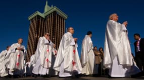 Procession de prêtres arrivant pour célébrer la messe en plein air à Madrid, ce dimanche 29 décembre.