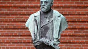 Une statue d'Alfred Nobel devant l'Institut Karolinska 