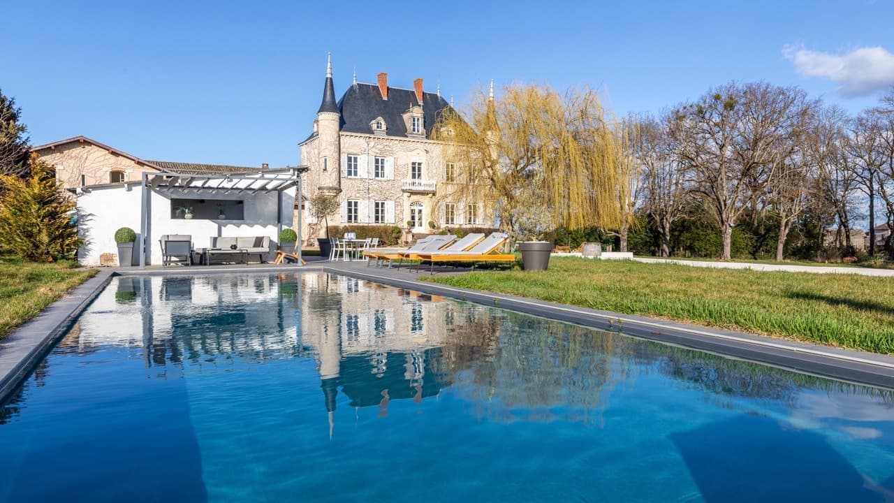 Vue de la piscine située sur le terrain de 3 hectares et l'espace détente. Vue de la piscine située sur le terrain de 3 hectares et l'espace détente.