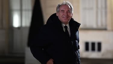 Le maire MoDem de Pau François Bayrou quitte l'Elysée après une réunion de l'association des maires de France, le 21 novembre 2018.